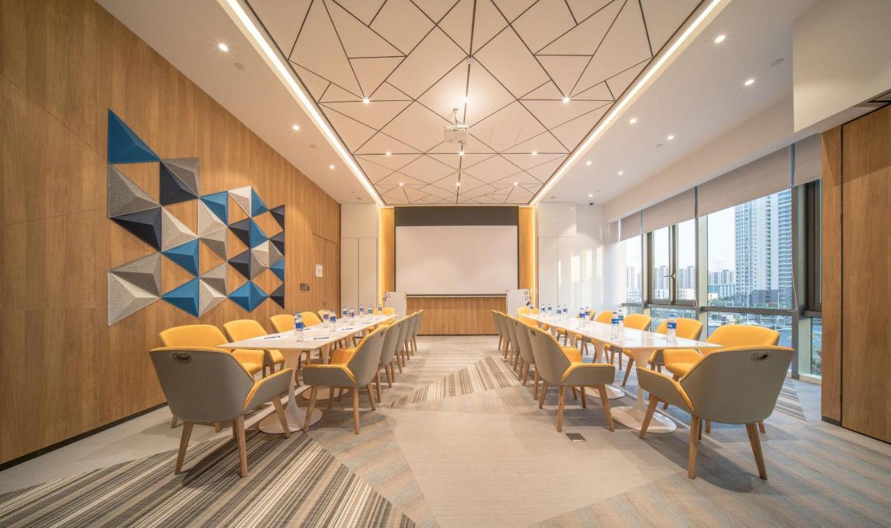 Holiday Inn Express Shanghai Huijin, an IHG Hotel Bagian luar foto