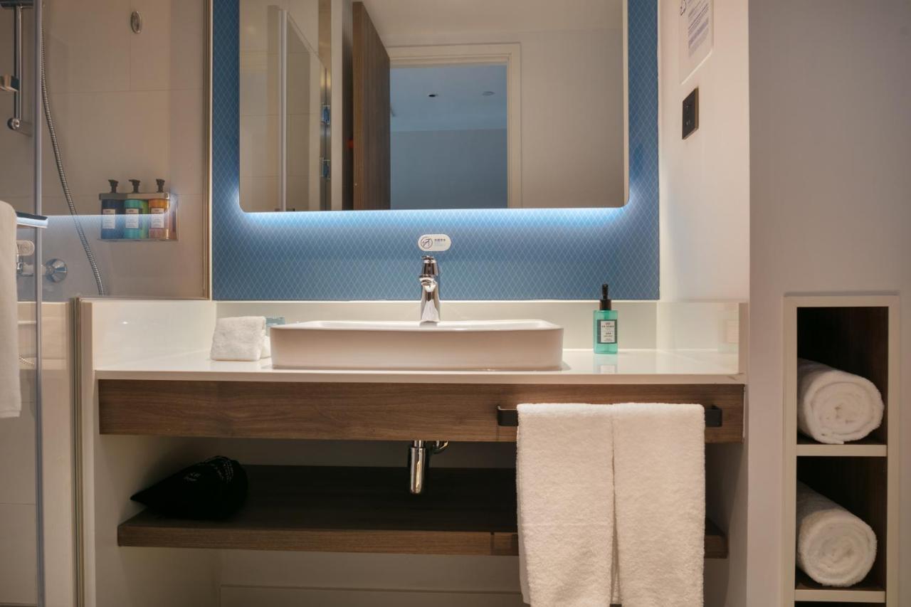 Holiday Inn Express Shanghai Huijin, an IHG Hotel Bagian luar foto